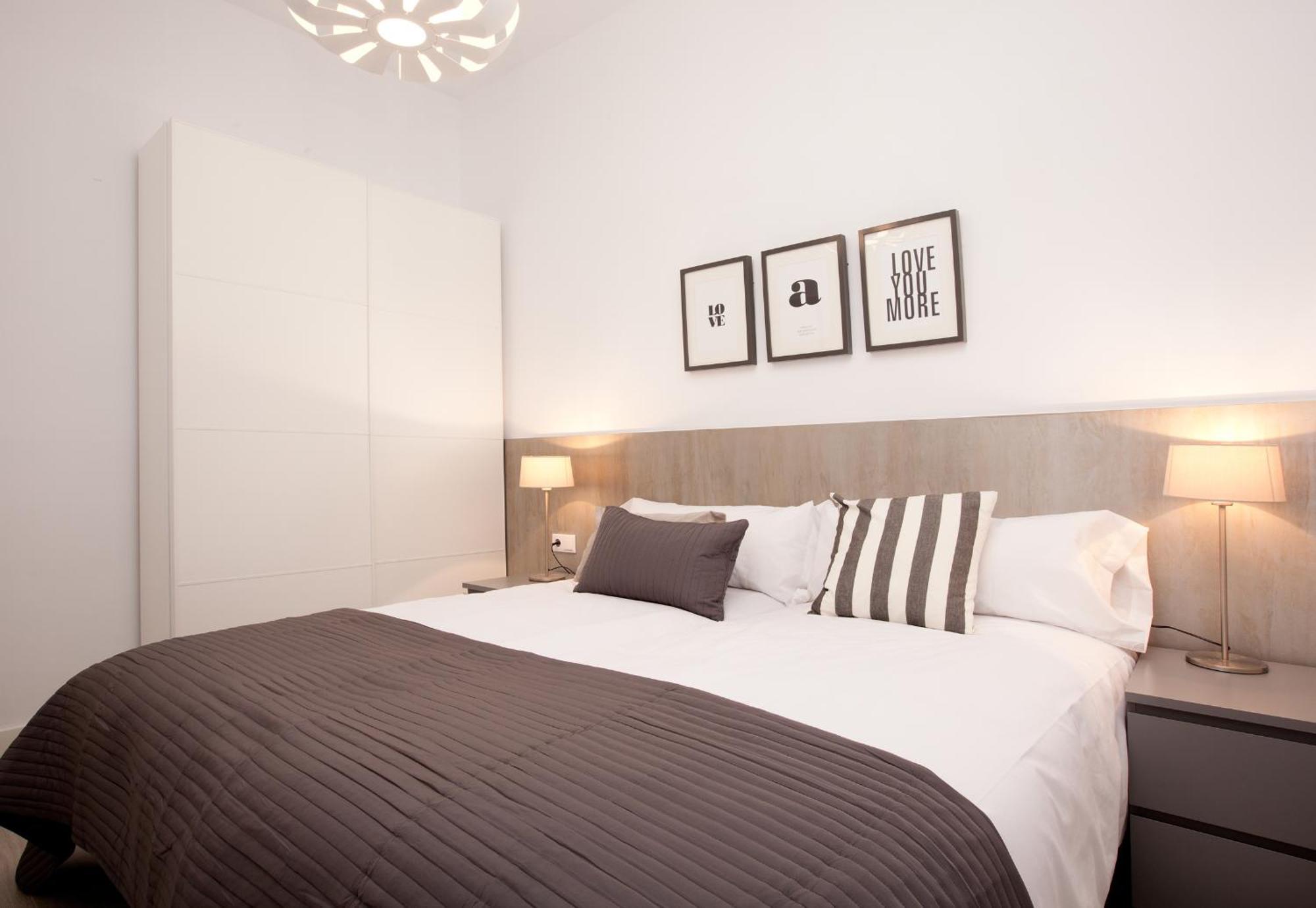 Click&Flat Seneca Suites برشلونة الغرفة الصورة